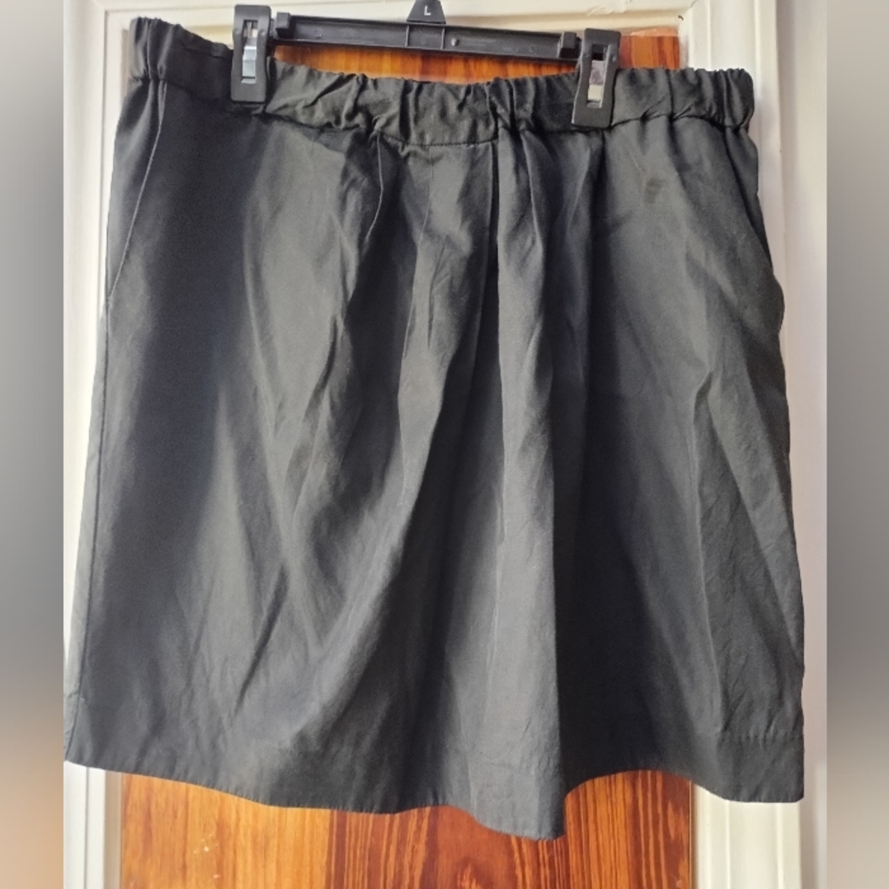 Loft Black Mini Skirt, Size M Petite GUC